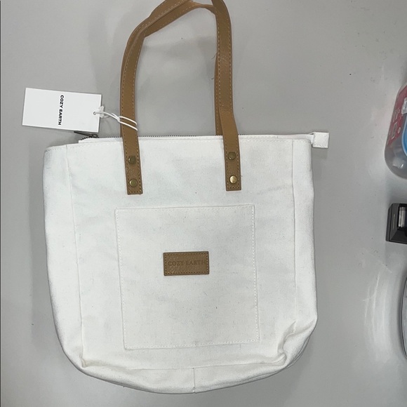 Cozy Earth white and Tan Tote Bag NWT / lined inside, large outer pocket OS - Picture 1 of 11